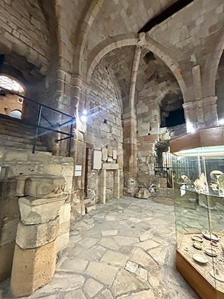 bitte vertrümt schauen und beine schräg zusammen nebeneinander