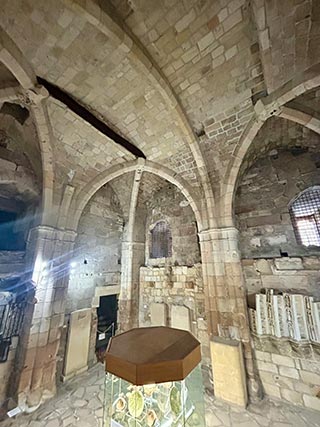 bitte vertrümt schauen und beine schräg zusammen nebeneinander