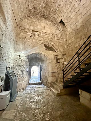 bitte vertrümt schauen und beine schräg zusammen nebeneinander